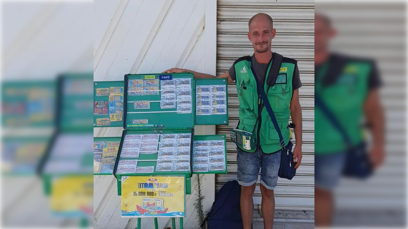  Juan Antonio Vega, que ha cumplido un mes como vendedor, repartió el pasado lunes 815.000 euros entre diez vecinos de Zahara de los Atunes.