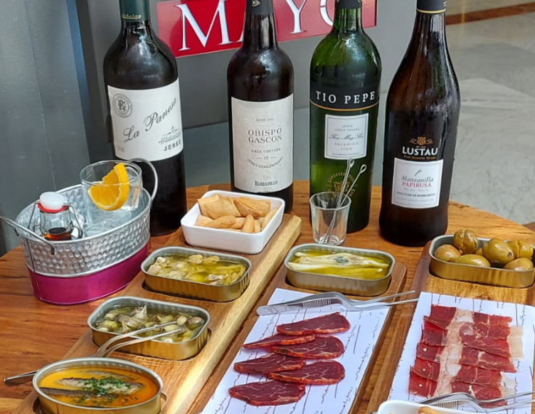 Imagen de algunos de los aperitivos, conservas y vinos para acompañar.