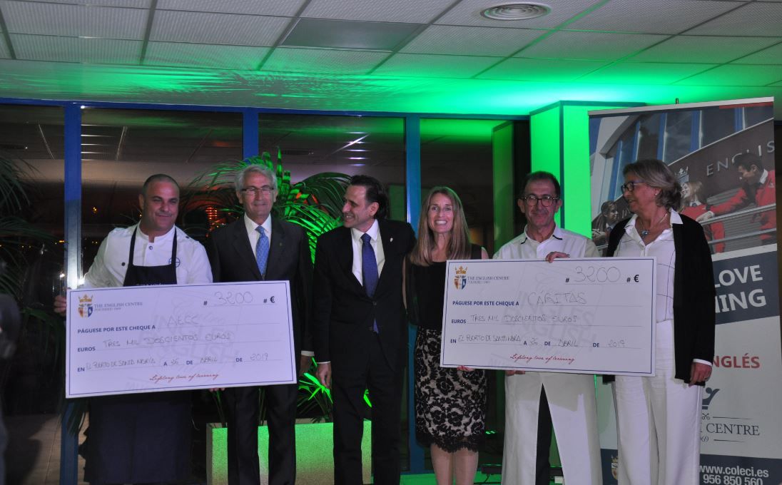 Los representantes de Cáritas y AECC recogiendo sus cheques. 