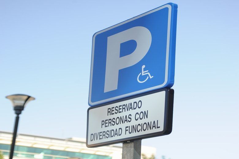 La imagen de una señal de aparcamiento para personas con movilidad reducida. FOTO: NOS MOVEMOS JUNTOS