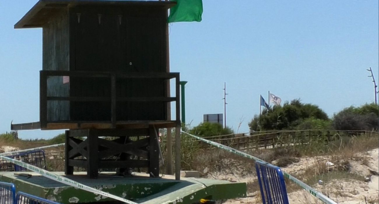 El puesto de socorrista donde ha perdido la vida un joven.