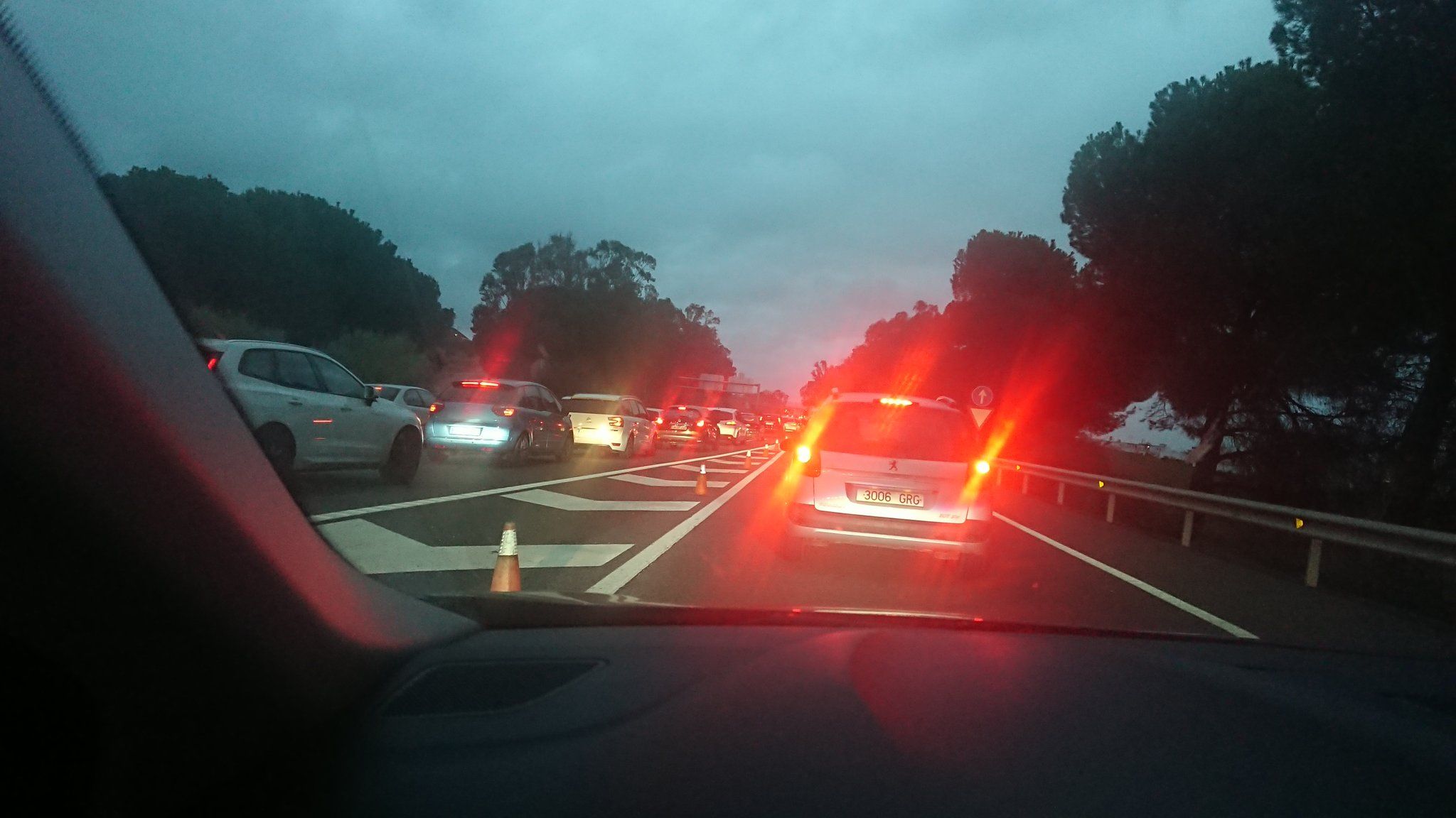 Imagen de un atasco en la AP 4 entre Sevilla y Cádiz. 