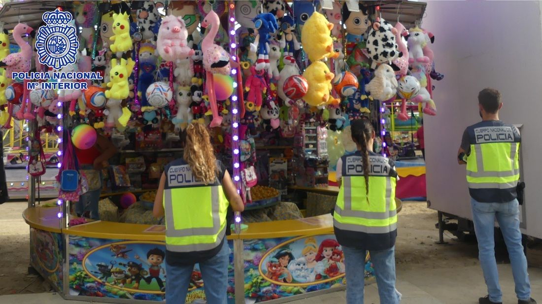 Agentes de Policía, con juguetes falsificados expuestos en la feria de La Línea.