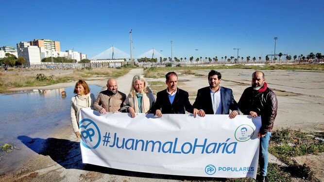 Representantes del PP reclaman la construcción del nuevo hospital Puerta del Mar durante la campaña electoral autonómica de 2018..