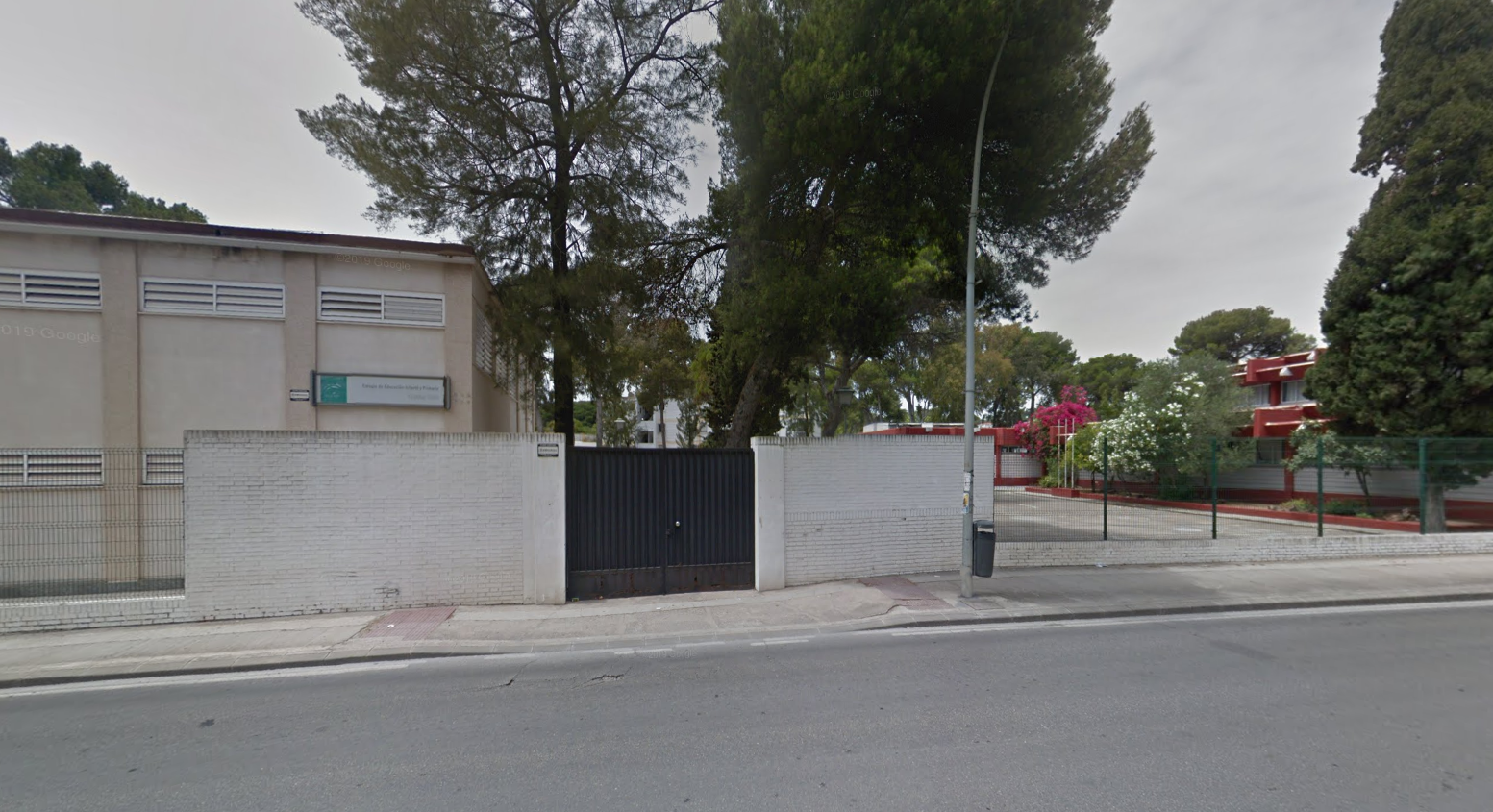 Exterior del CEIP Cristóbal Colón de El Puerto. Exterior del CEIP Cristóbal Colón de El Puerto.