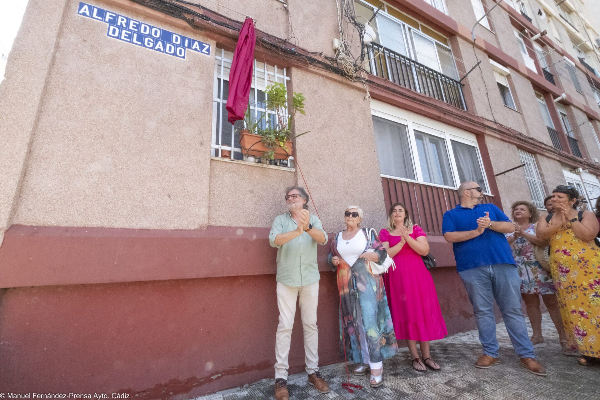 Cádiz inaugura la calle Alfredo Díaz Delgado, en honor al querido farmacéutico fallecido durante la pandemia