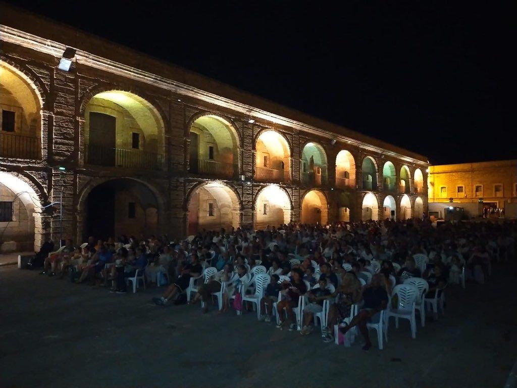 Cine de verano en familia en el patio de la Casa del Niño Jesús en Cádiz.