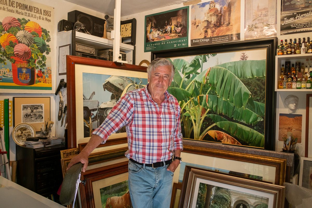 Juan Herrador posa para lavozdelsur.es en el estudio de su casa. FOTO: MANU GARCÍA.