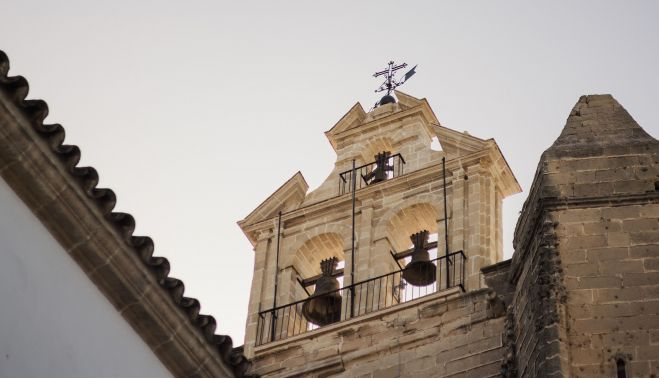 Otro punto de vista de la espadaña ya restaurada.     MANU GARCÍA