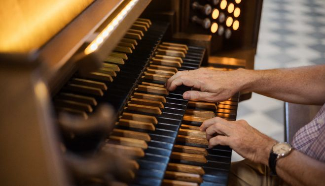 Las manos del músico sobre los teclados del órgano catedralicio.   MANU GARCÍA
