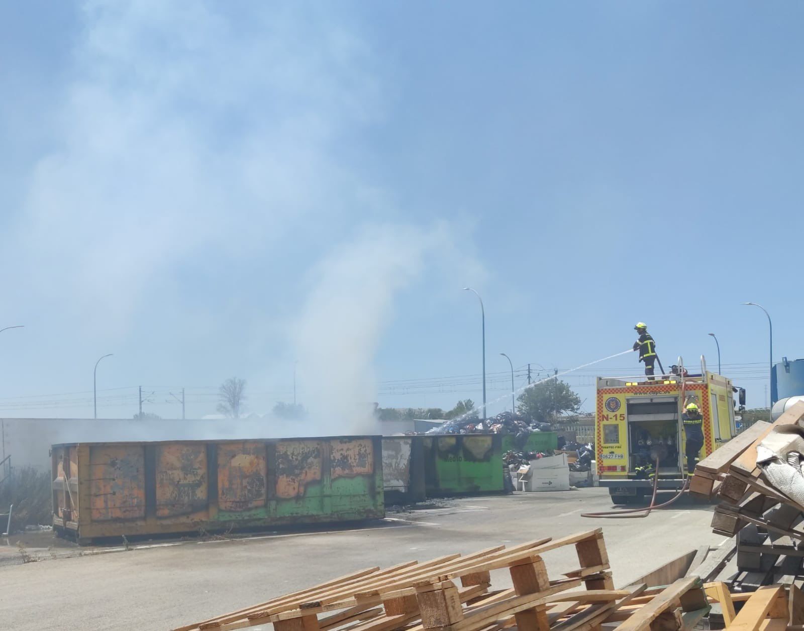 Bomberos de Jerez, en las labores de extinción del fuego originado en el Aeropuerto de Jerez.