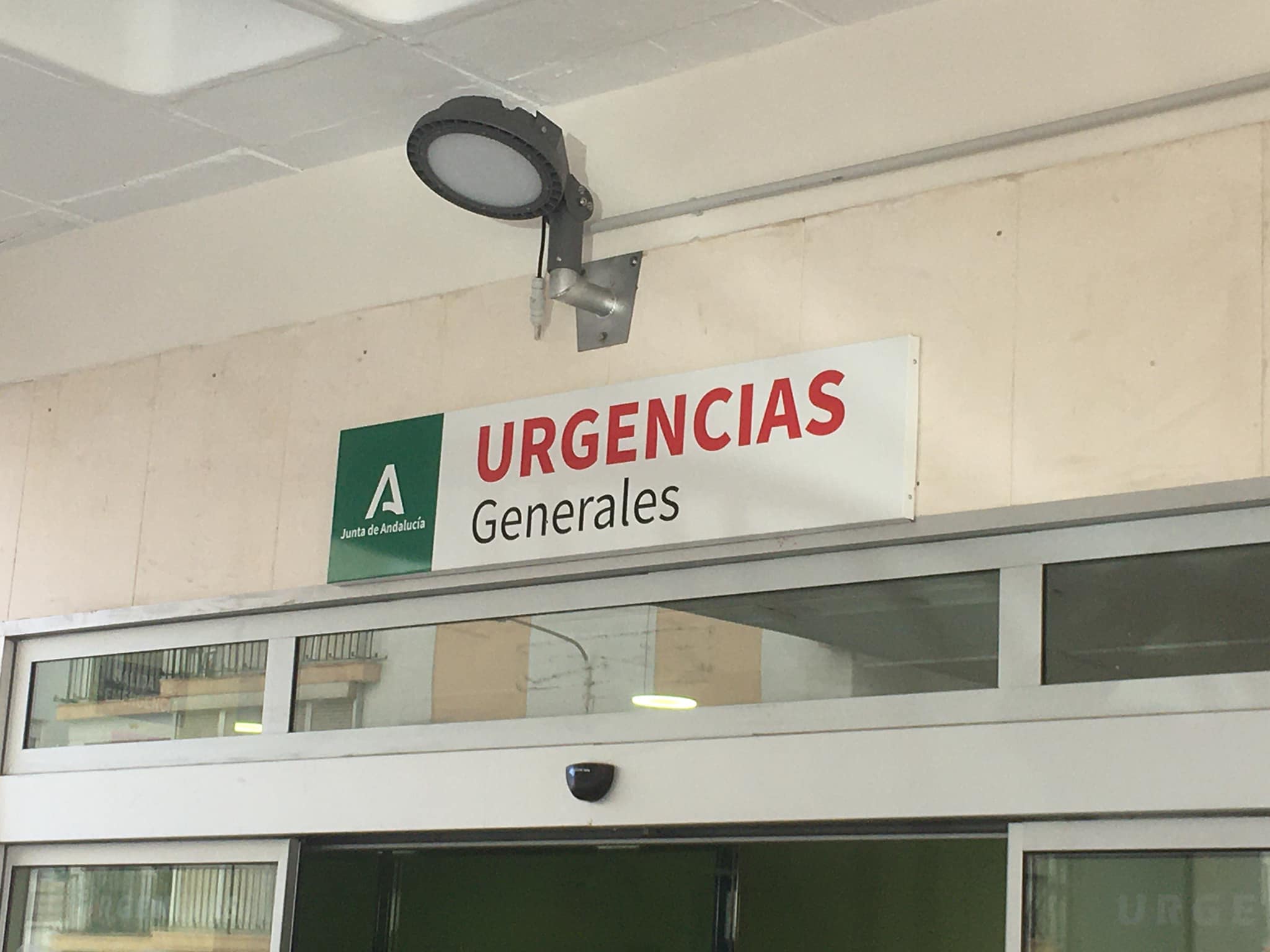 Imagen del acceso a las Urgencias del Hospital Puerta del Mar. Una mujer de San Fernando fallece por una infección por estreptococos y se estudia la muerte de un menor.