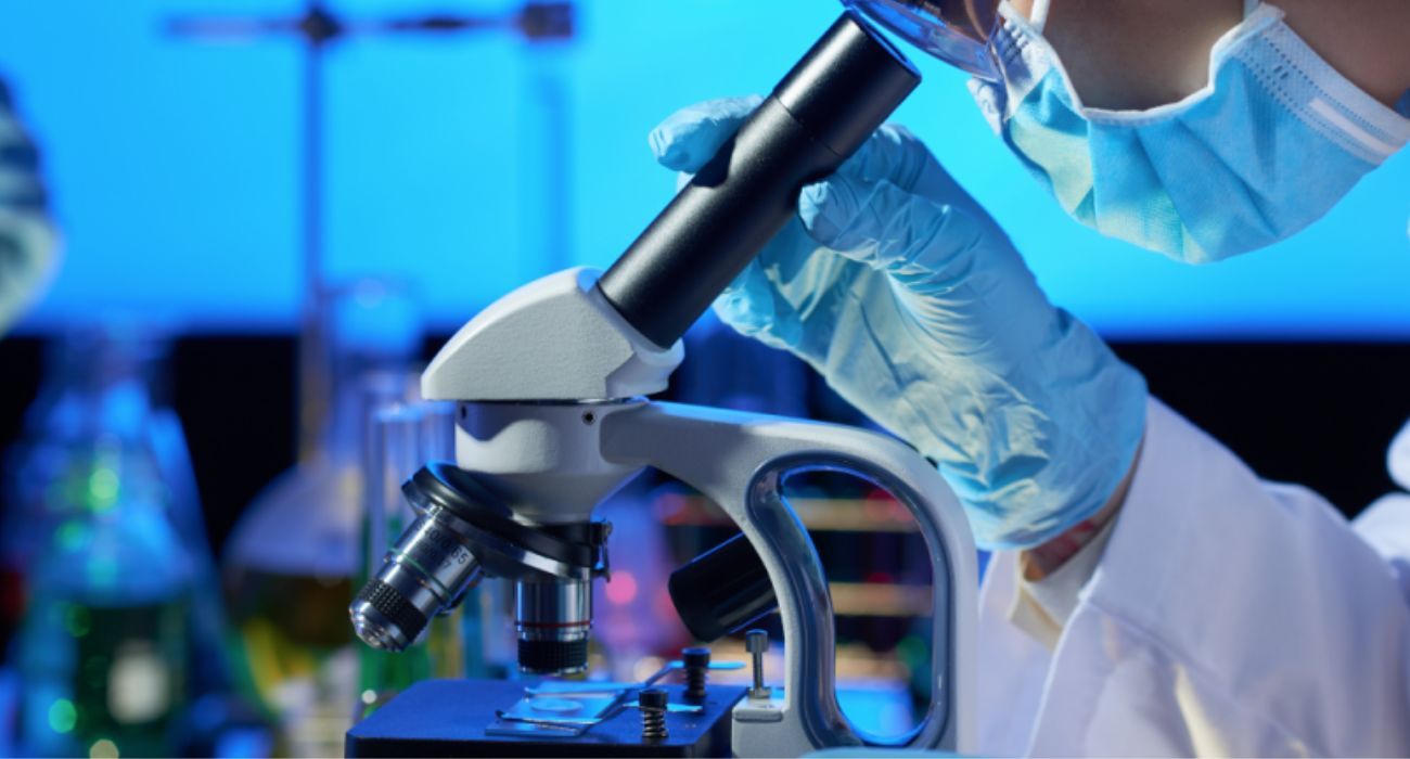 Una investigadora en un estudio contra el cáncer.