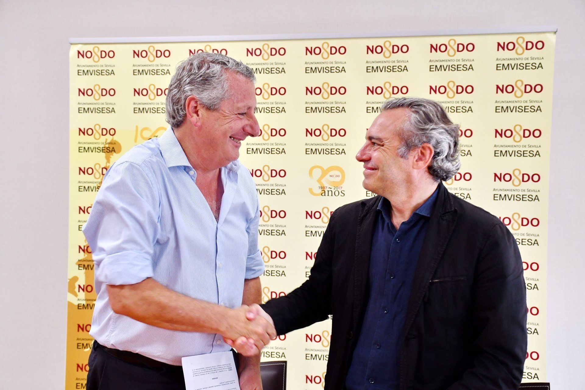 Firma del convenio entre la Empresa Municipal de Vivienda, Suelo y Equipamiento de Sevilla (Emvisesa) con la Asociación Española contra el Cáncer (AECC).