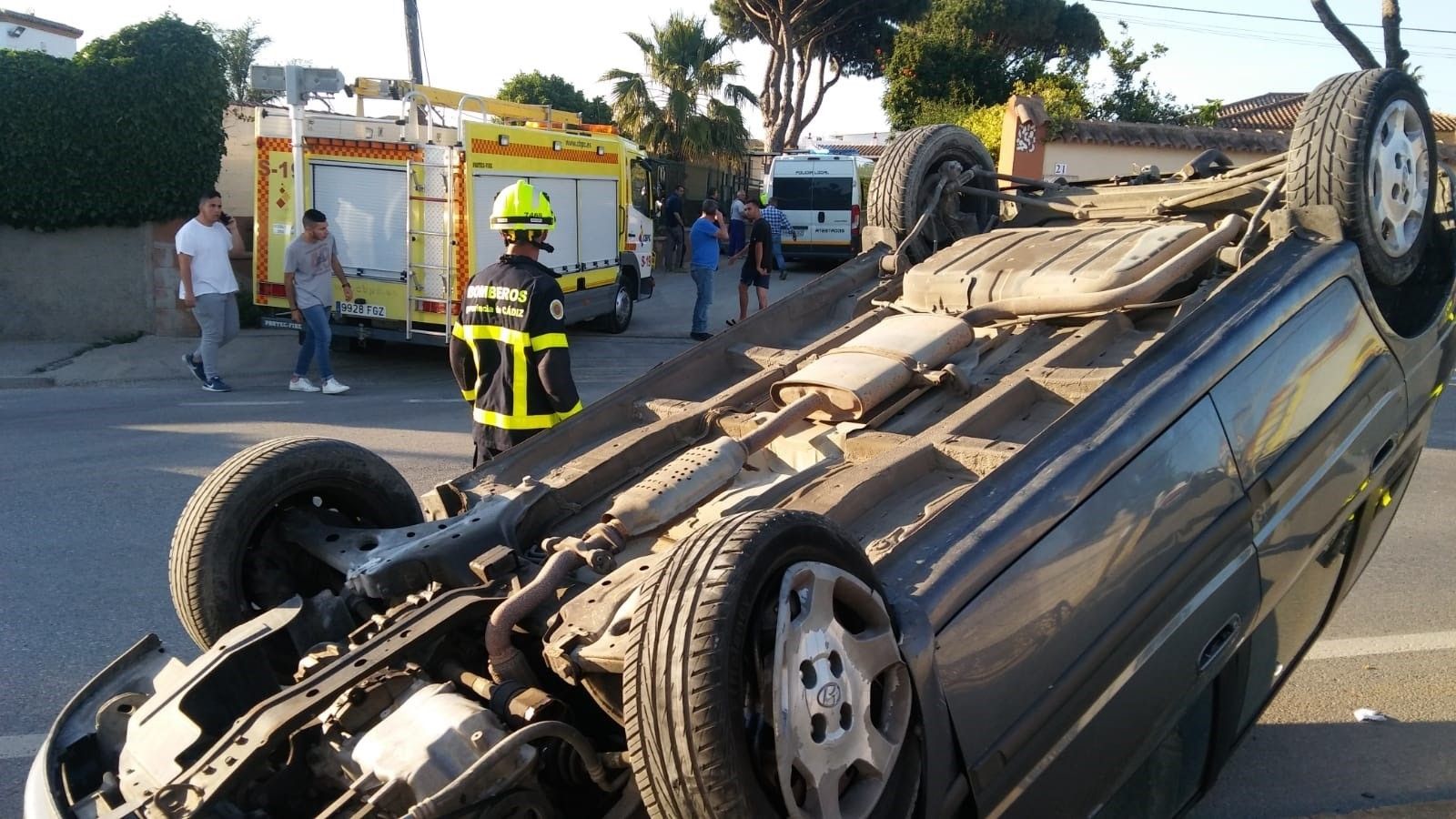 El vehículo volcado tras un accidente en Chiclana. FOTO: BOMBEROS DE CÁDIZ. 