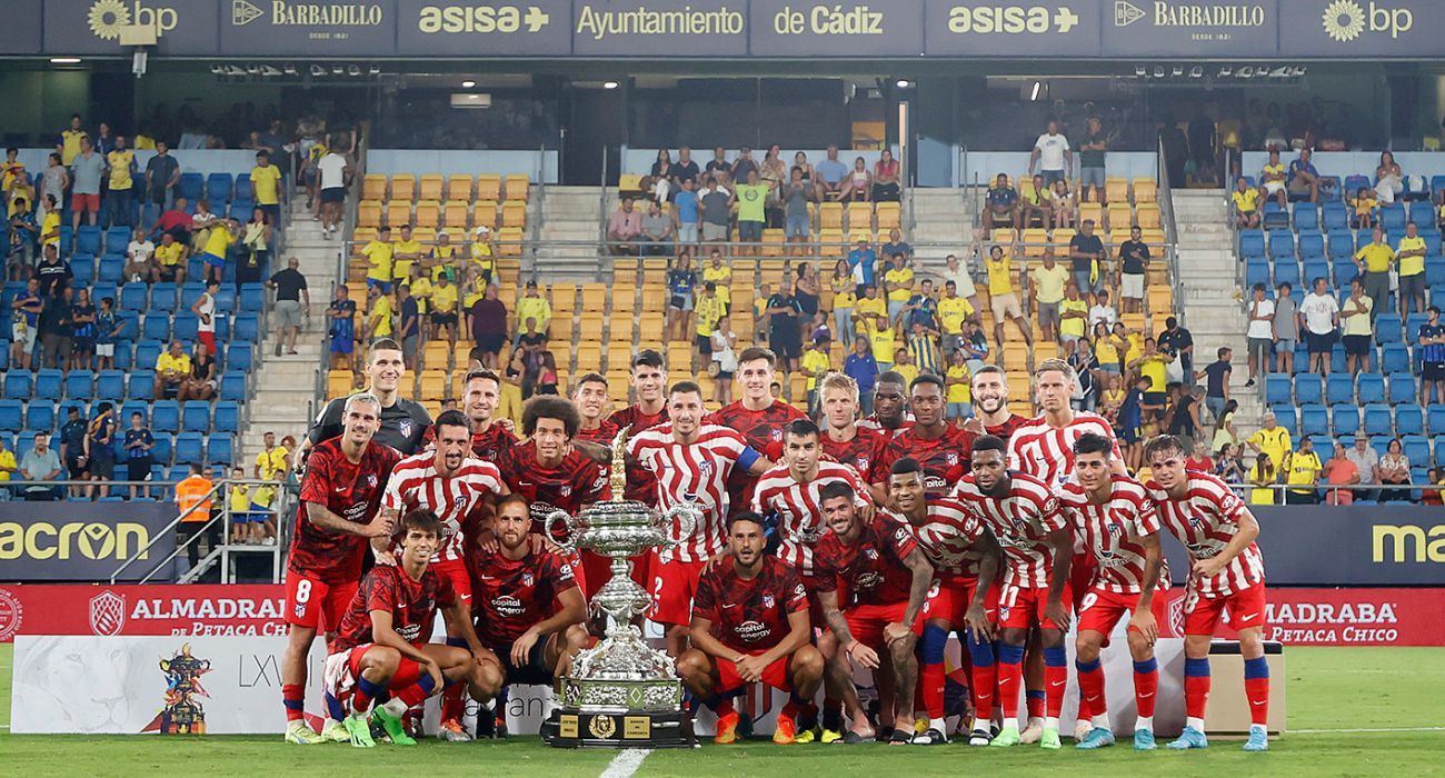 El Atlético de Madrid, con el Trofeo Carranza conquistado en el Nuevo Mirandilla.
