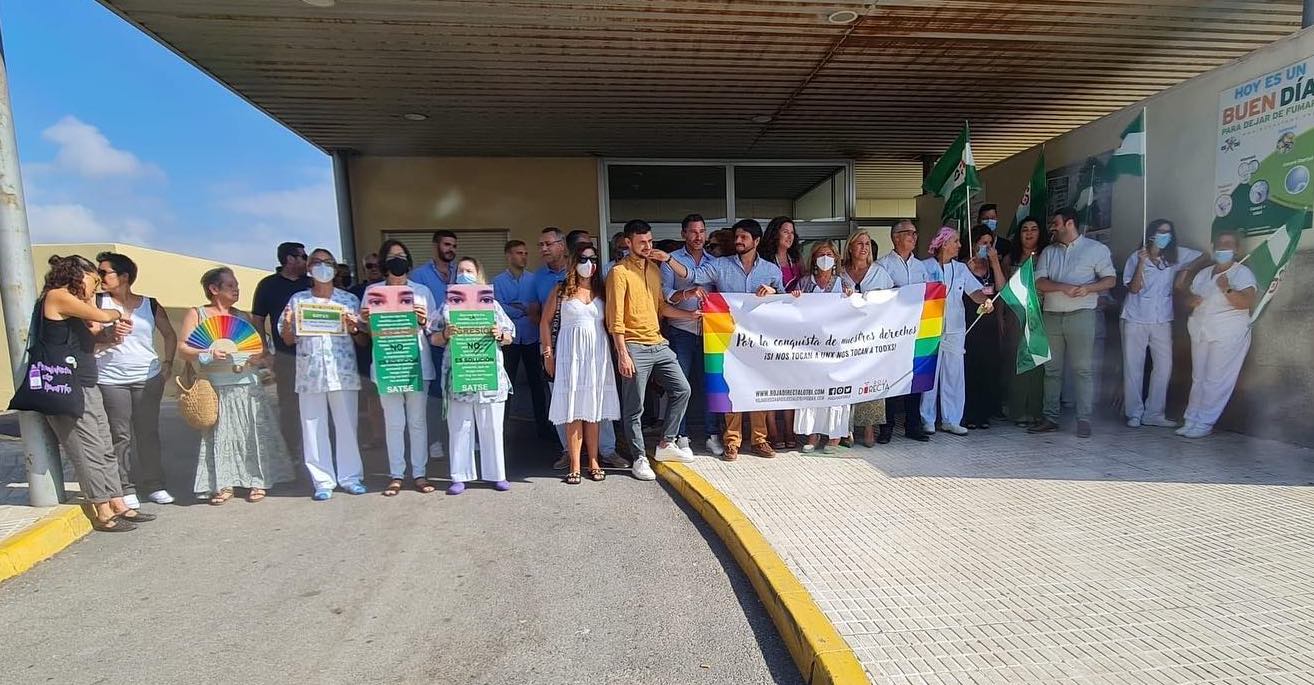 Concentración contra los delitos de odio sufridos por un enfermero en Algeciras.