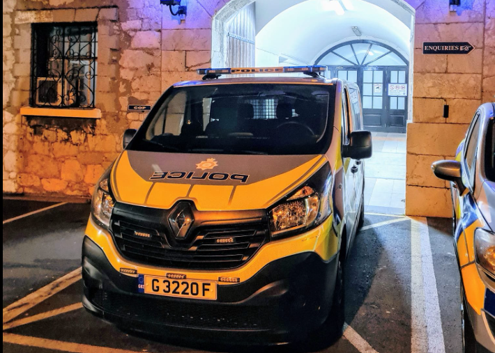 La Policía de Gibraltar investiga la brutal paliza que sufrió un menor de 14 años por parte de seis adultos que intentaron robarle.