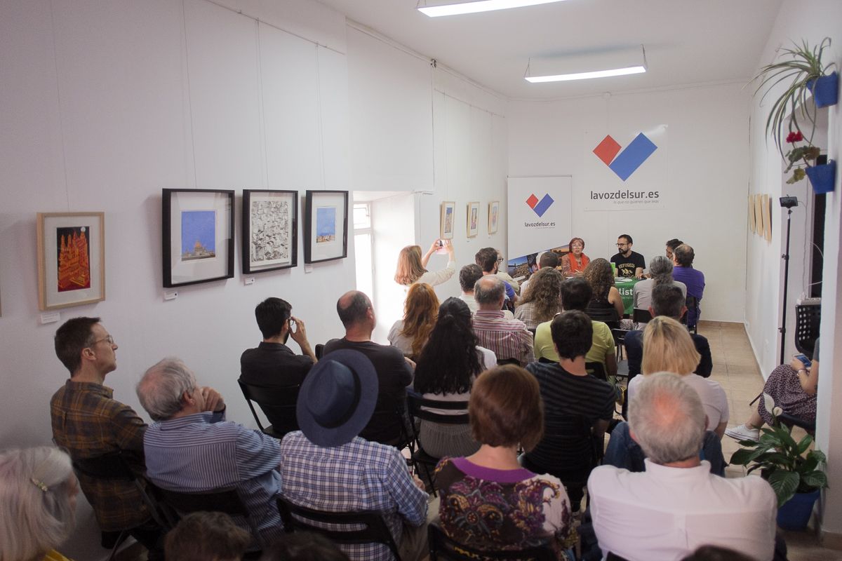La presentación de la obra de Javier López Menacho en la Sala Tragaluz de lavozdelsur.es. FOTO: MANU GARCÍA.