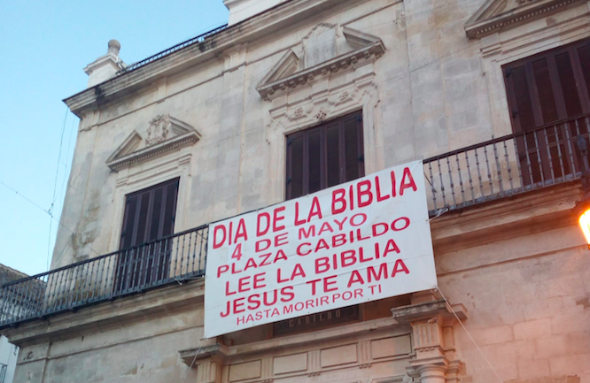 Pancarta evangelista colgada en la fachada de la biblioteca municipal de Sanlúcar. FOTO: MANUÉ MARTÍN.