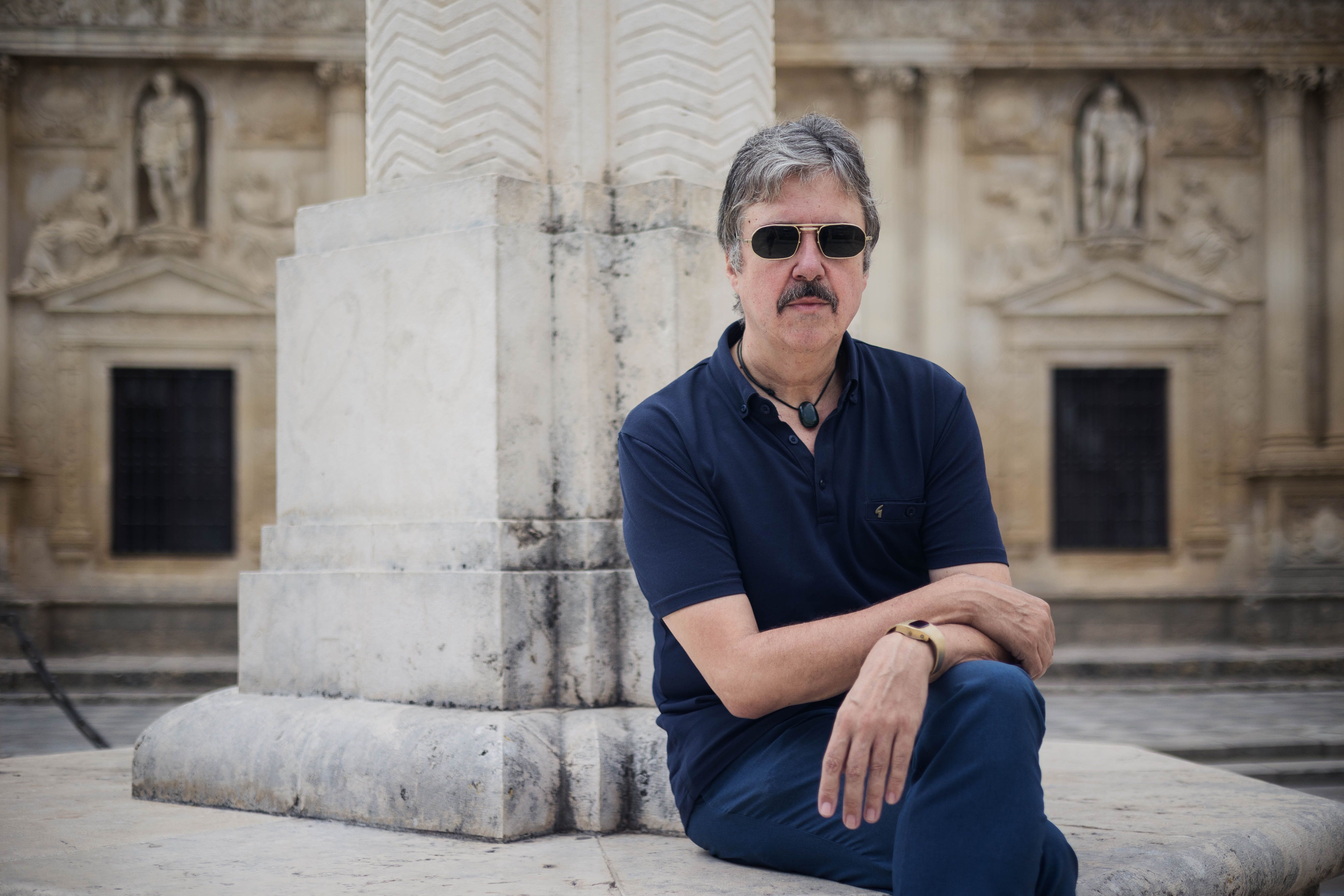 Trujillo sentía en la base del monumento a la Asunción con el cabildo antiguo al fondo.    MANU GARCÍA