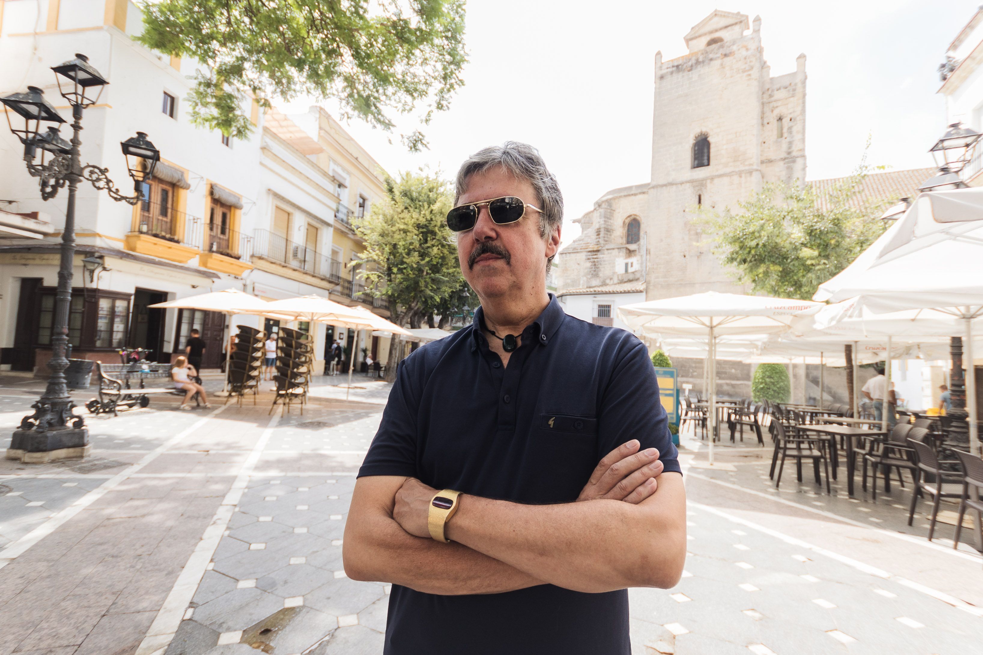 El periodista en Plateros con la torre de la Atalaya detrás.    MANU GARCÍA