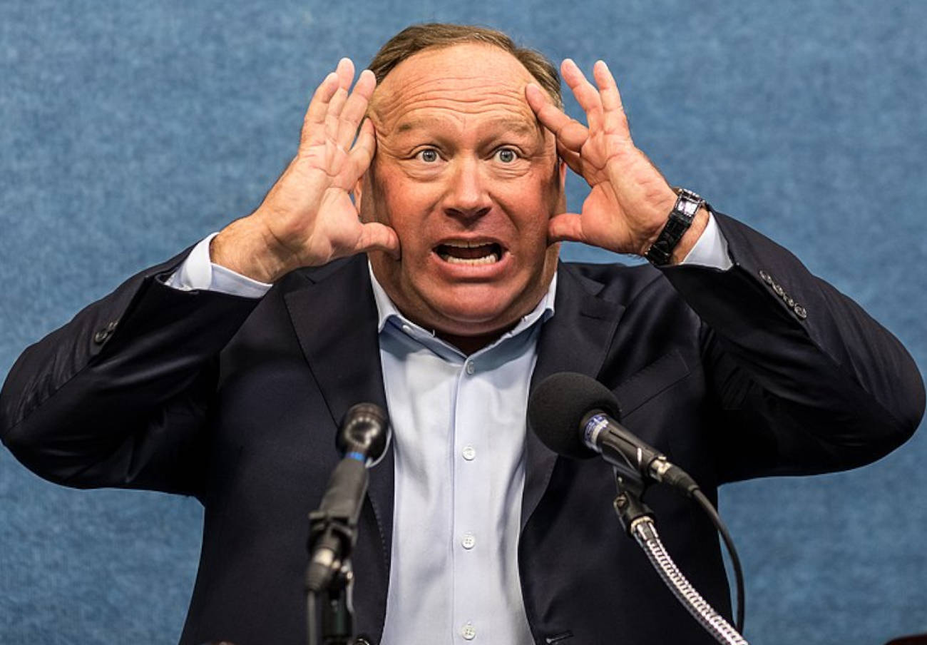 Alex Jones, el propagador de bulos condenado por mentir.