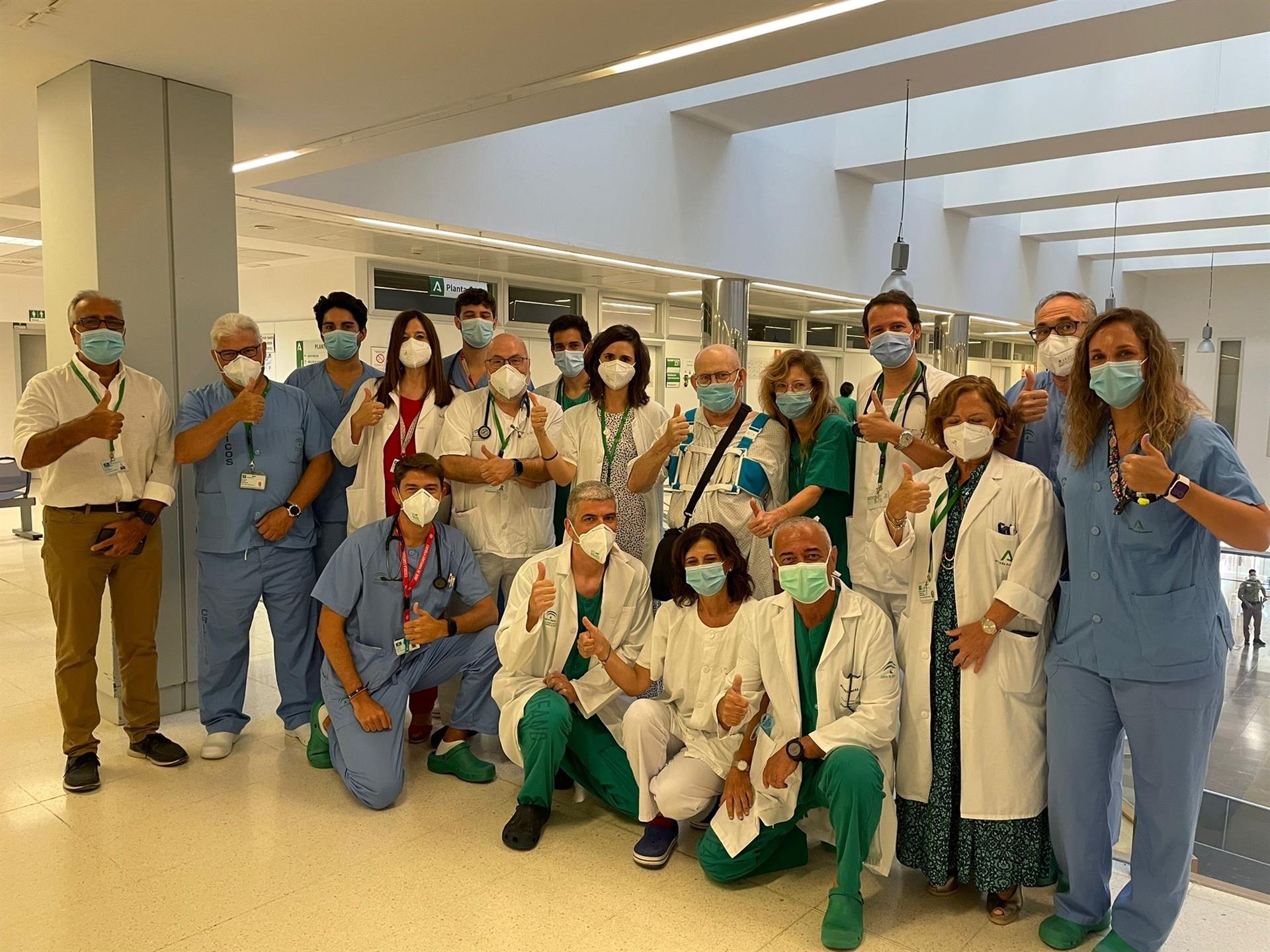 El paciente que lleva el corazón artificial con sanitarios del Hospital Virgen de la Victoria de Málaga.