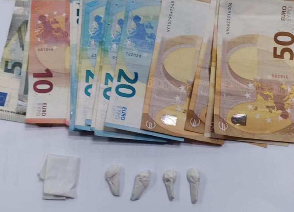 Droga y dinero interceptado al encargado del servicio de "telecoca" en Jerez.