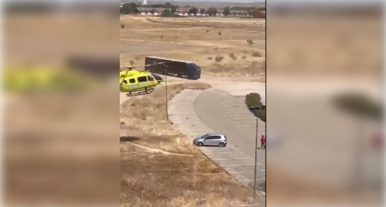 Un hombre lanza piedras contra un helicóptero sanitario.