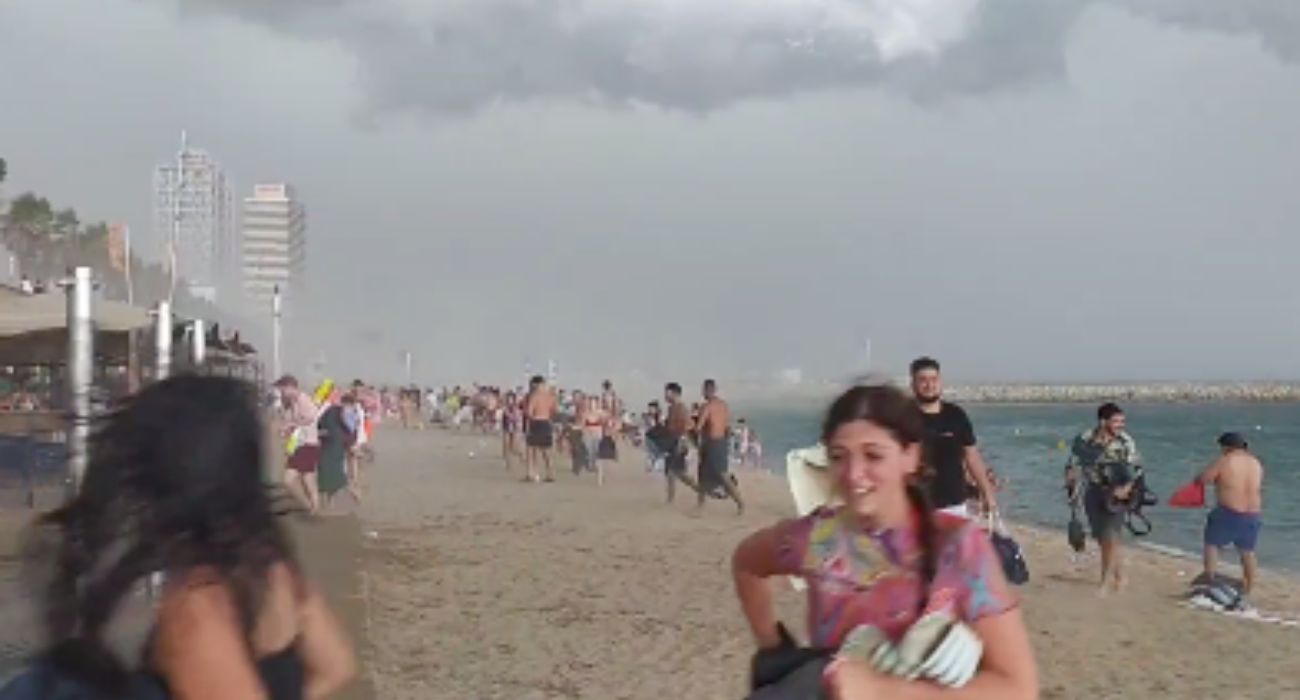 La estampida tras una gran tormenta de arena en una playa de Barcelona.