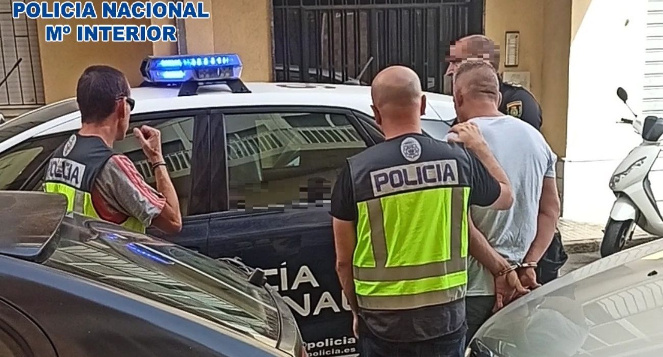 Agentes de la Policía Nacional, con el detenido.