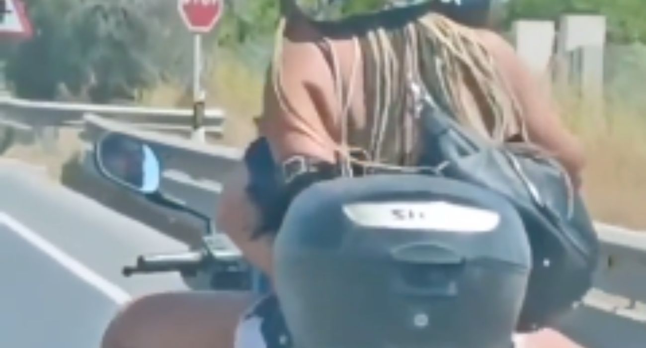 Momento en el que el conductor de una moto masturba a su acompañante.