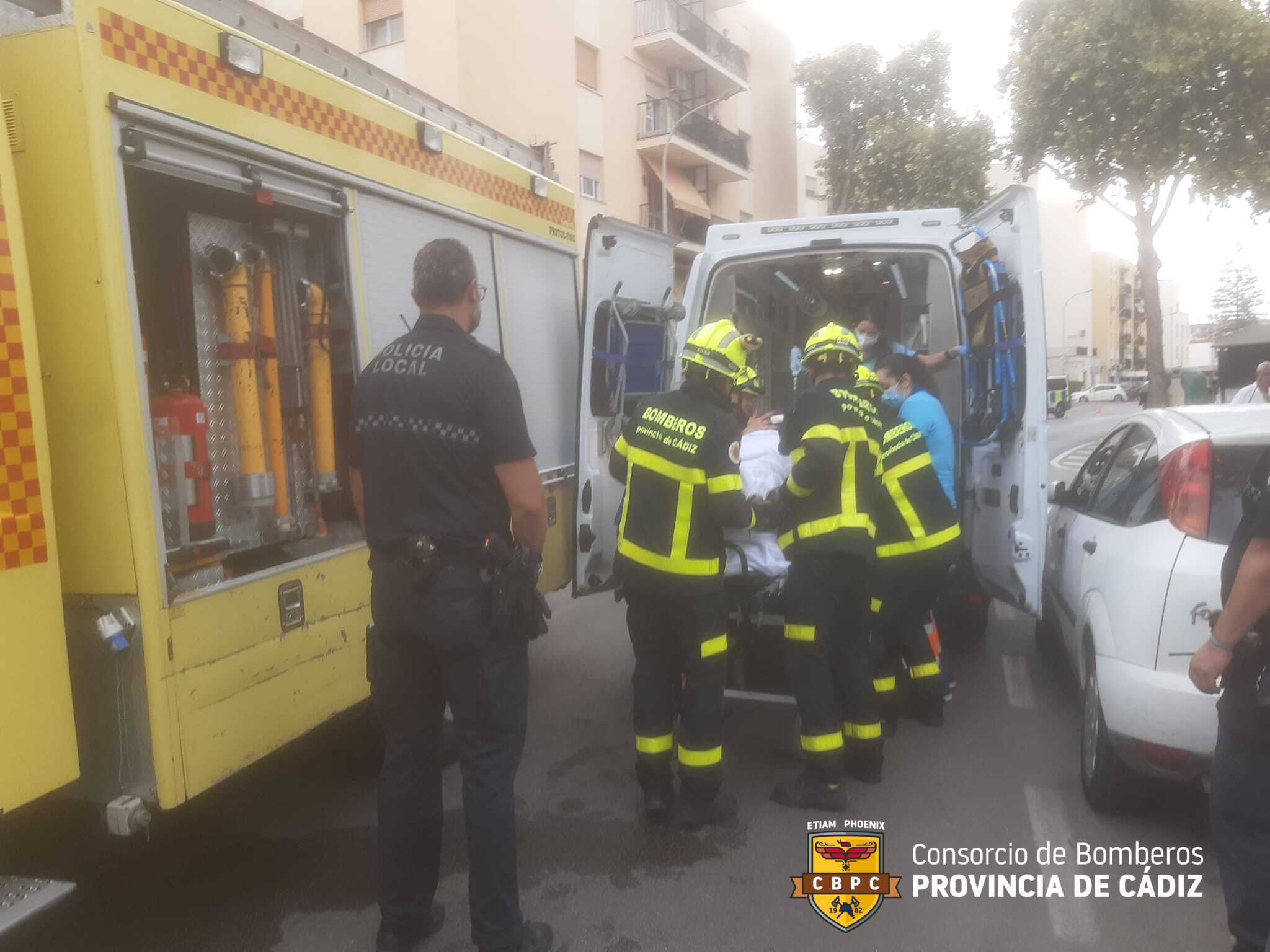 La mujer accidentada, trasladada en ambulancia al hospital.