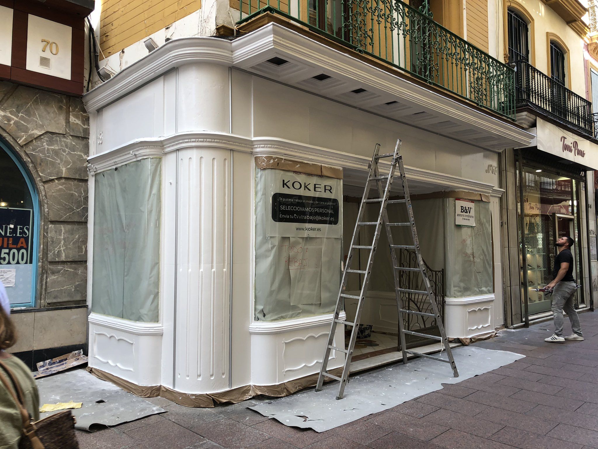La fachada de un local histórico de la calle Sierpes en Sevilla ha sido reformada sin ningún tipo de autorización.