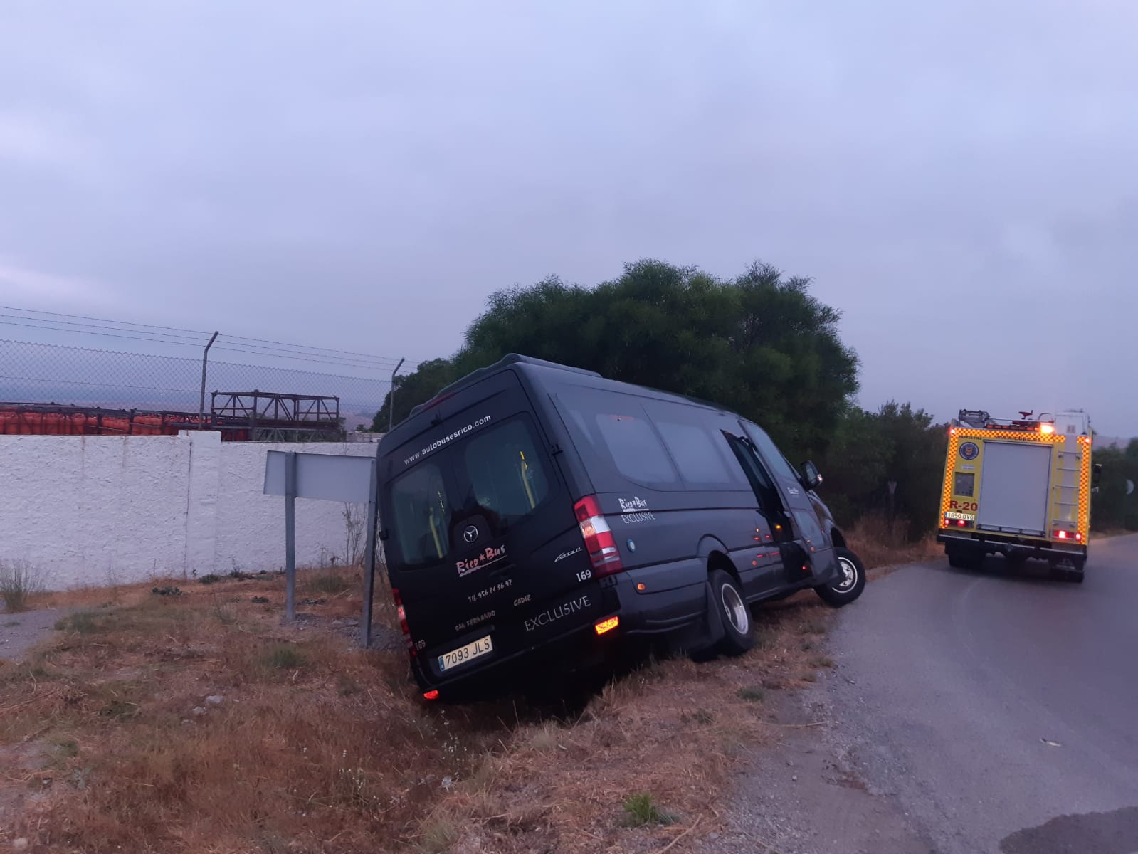 El minibús accidentado en Medina Sidonia.