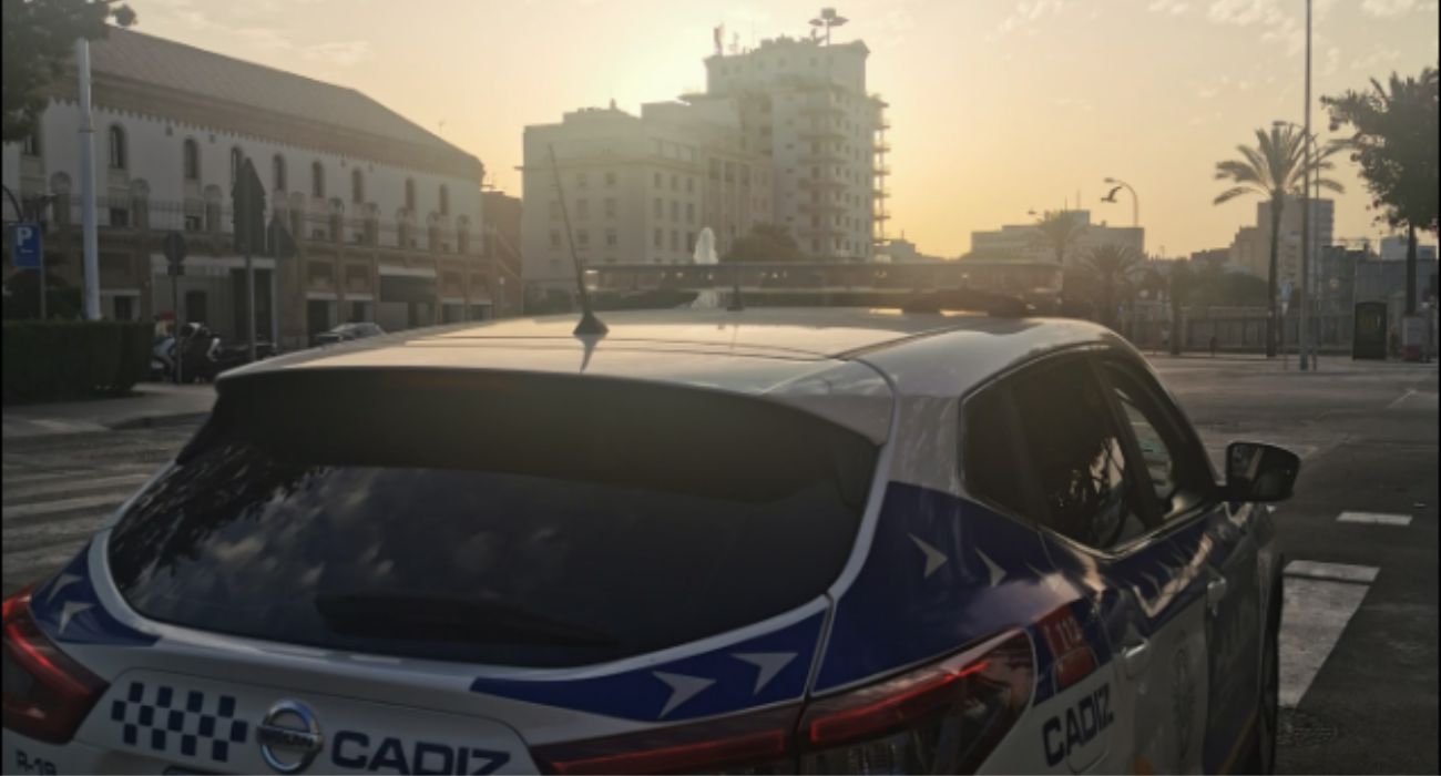 Imagen de archivo de un coche de la Policía Local de Cádiz.