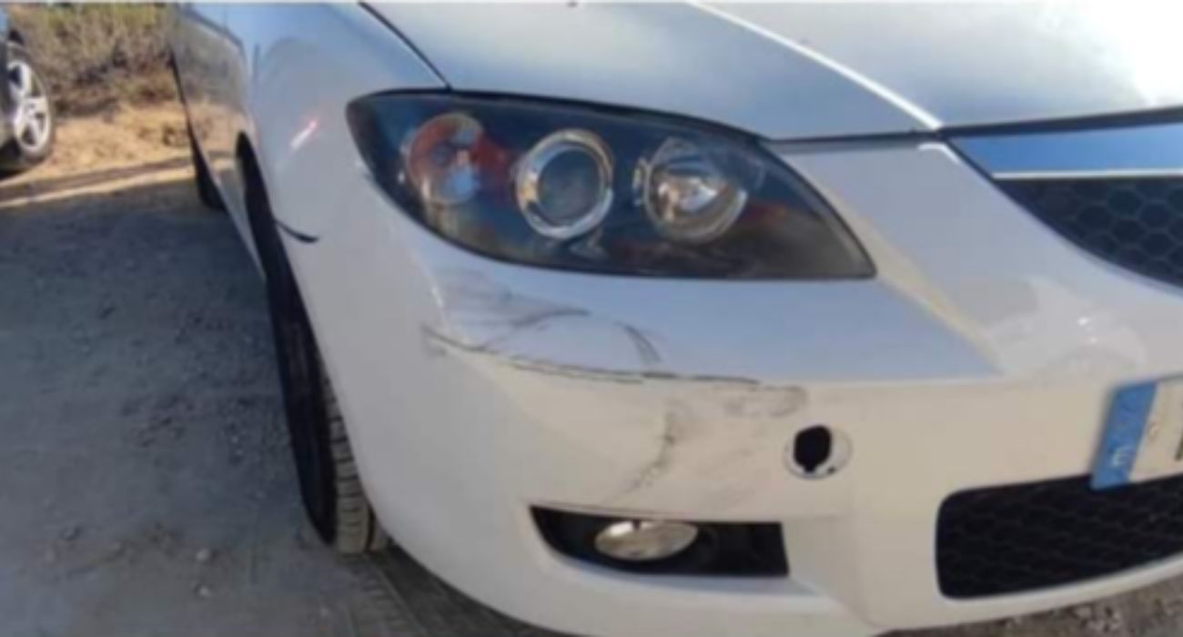 El golpe recibido en la parte delantera del coche. El golpe recibido en la parte delantera del coche.