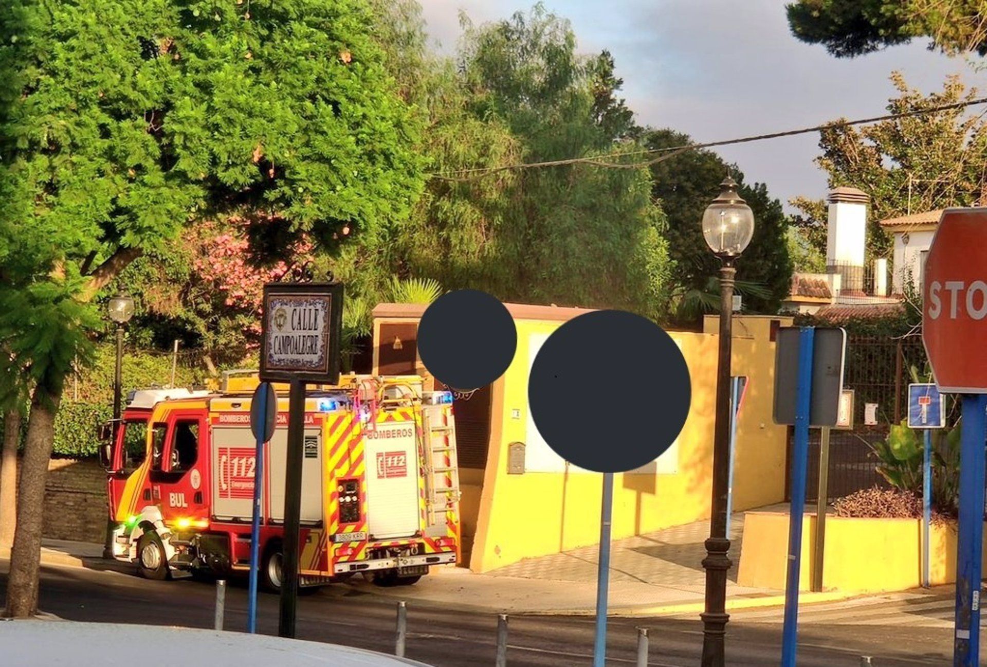 Bomberos del Aljarafe acuden a atender a un herido tras desprenderse un muro de hormigón.