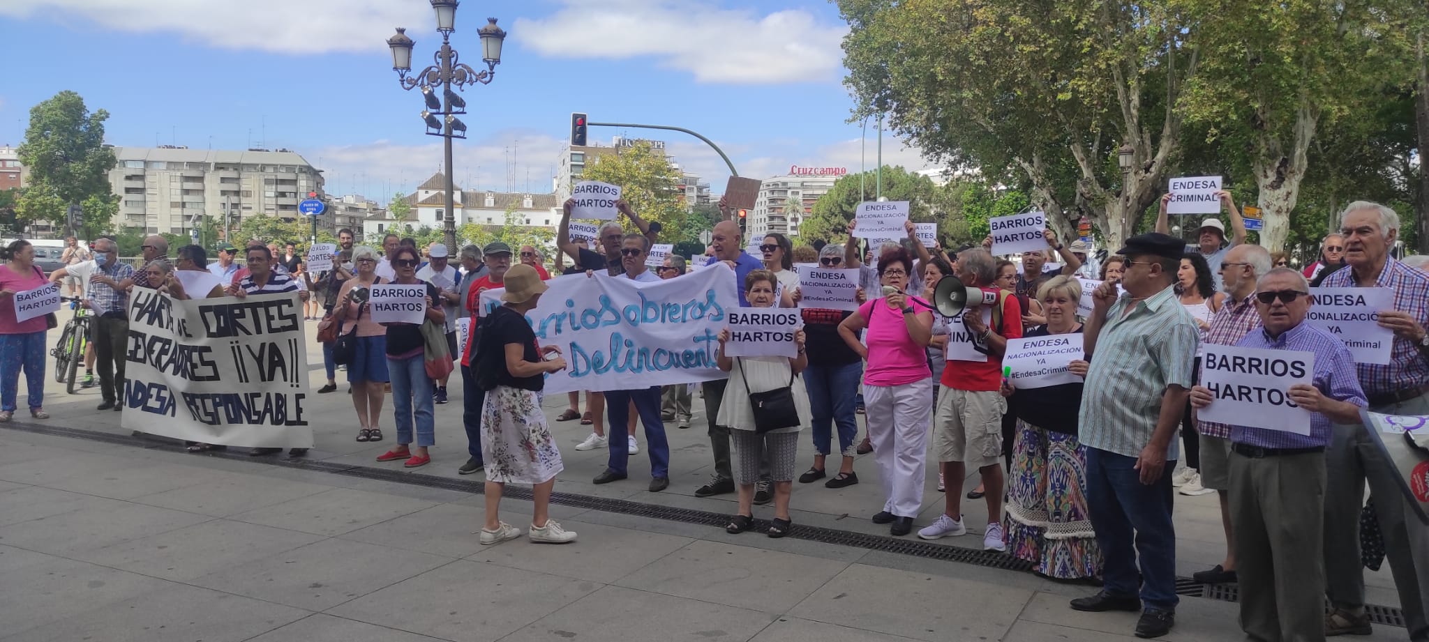 Vecinos y vecinas frente al Palacio de San Telmo para exigir medidas urgentes contra los cortes de luz en los barrios obreros de Sevilla.