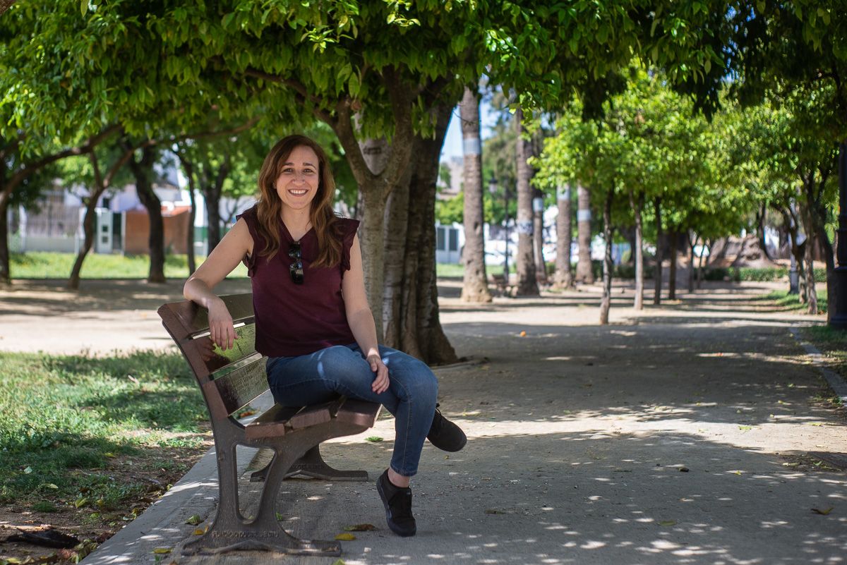 La traductora Paola López, en el parque de El Retiro. FOTO: MANU GARCÍA