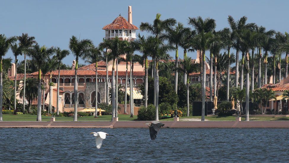 Imagen de la mansión Mar-a-Lago de Donald Trump, que está siendo registrada por el FBI en busca de documentos clasificados.