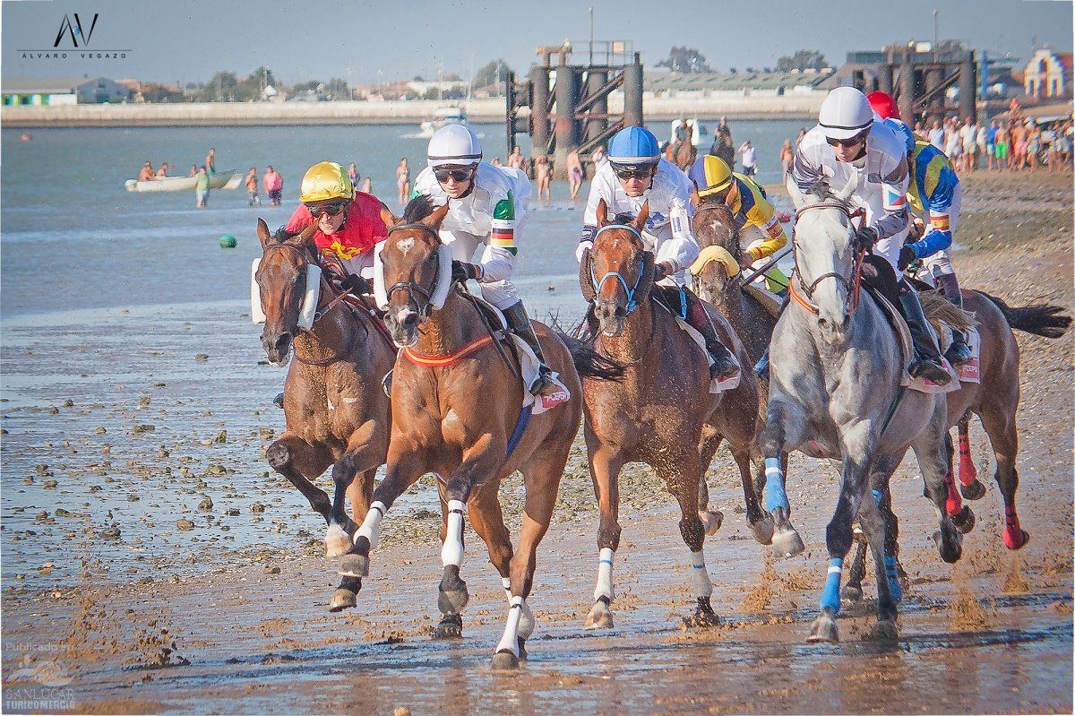 Imagen de una carrera de caballos en la playa de Las Piletas de Sanlúcar.