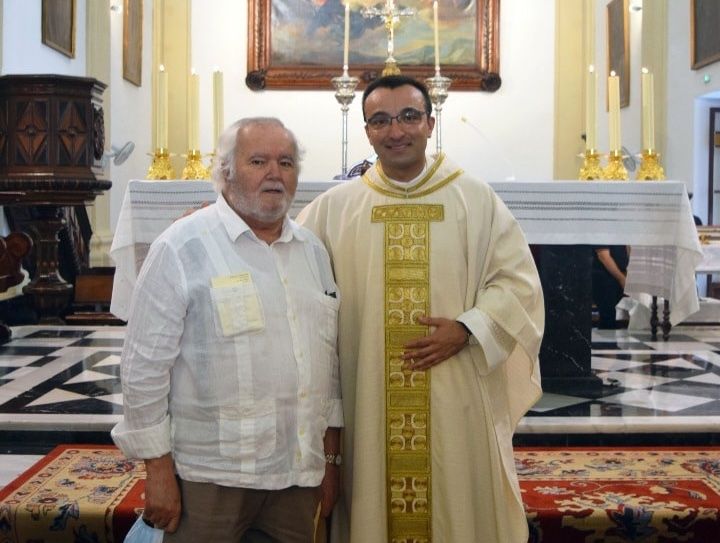 Fallece Paco Paullada, "un hombre de gran sensibilidad social". A la izquierda, junto a su amigo y sacerdote José Manuel Tabilo.