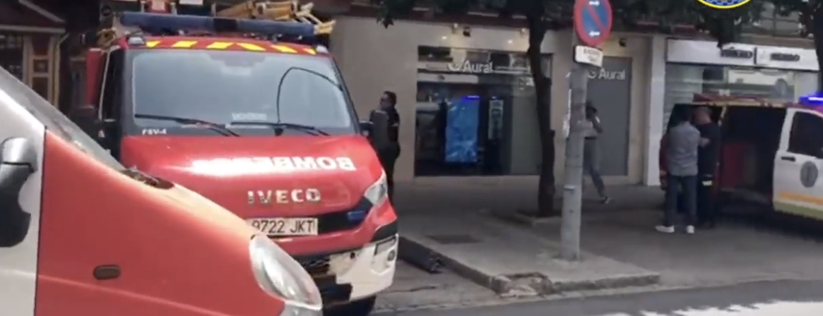Vecinos desalojados del bloque de Los Remedios, en Sevilla.