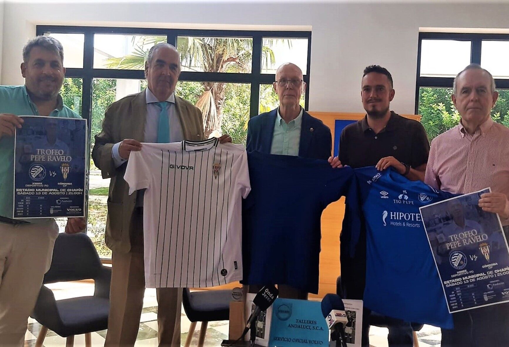 Ignacio de la Calle, segundo por la izquierda, junto a Pepe Ravelo, ha presentado su dimisión como presidente del Xerez DFC. Ignacio de la Calle, segundo por la izquierda, junto a Pepe Ravelo, ha presentado su dimisión como presidente del Xerez DFC.
