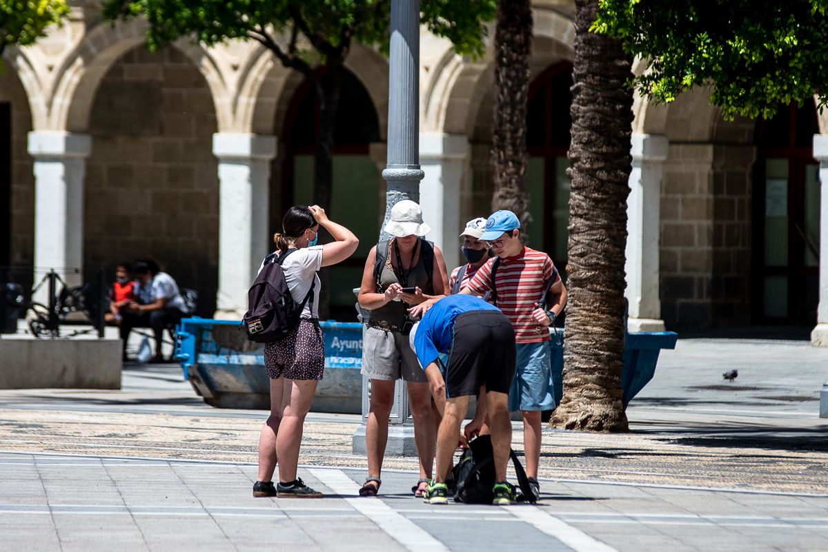 Turistas en el centro de Jerez, soportando el calor.