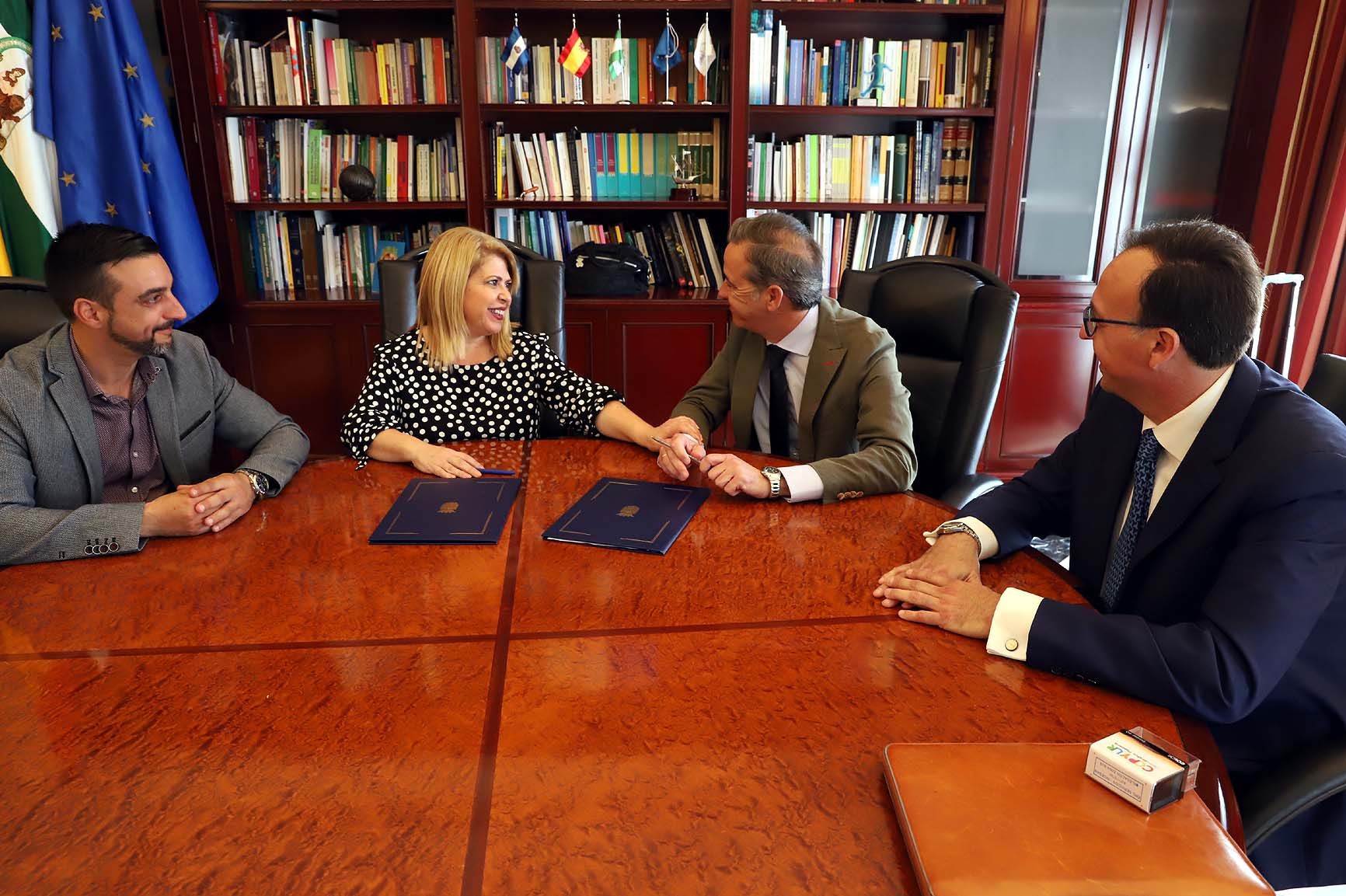 La Alcaldesa con el gerente de Ingesan S.A. durante la firma del nuevo contrato.