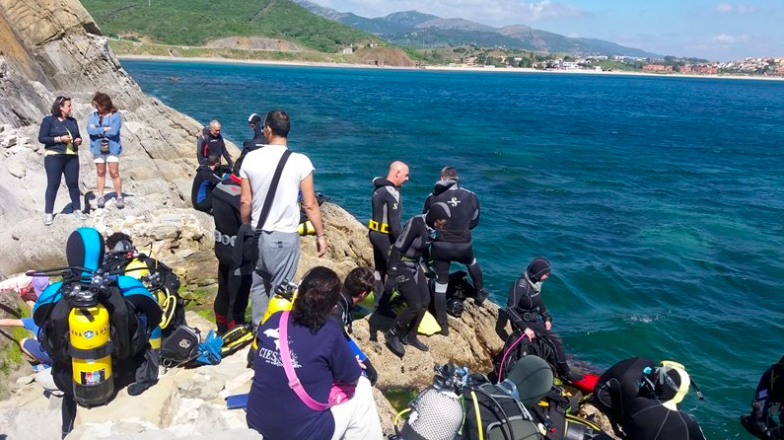Voluntarios limpiando el litoral de Algeciras. 