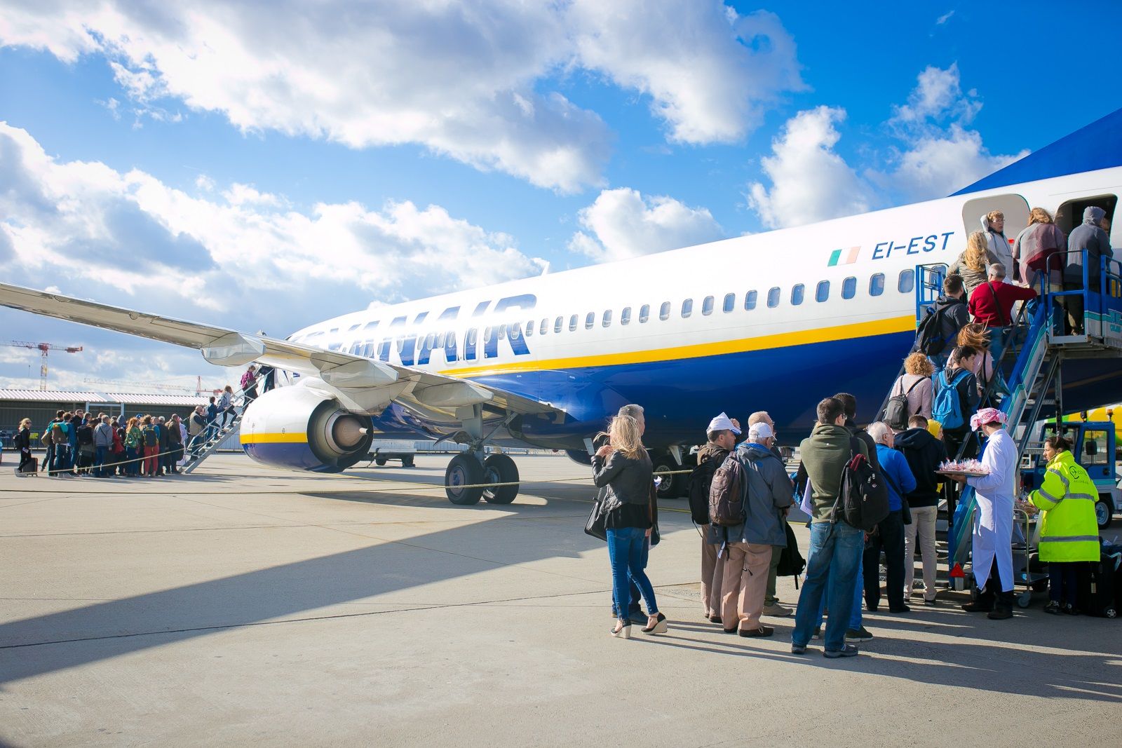 Pasajeros subiendo a un avión de Ryanair.